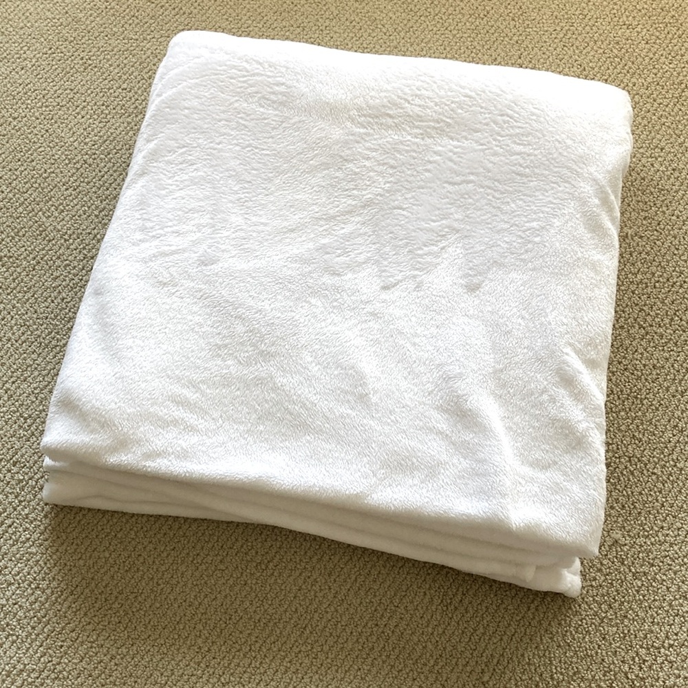 NEW Kate Spade New York White Plush Ultra Soft Blanket Full Queen Size NWOT